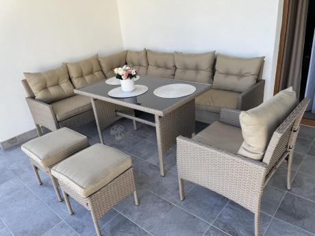 Technorattanowy narożnik z wysokim stołem, fotelem i pufami Perata Corner – Natural