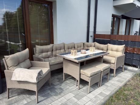 Technorattanowy narożnik z wysokim stołem, fotelem i pufami Perata Corner – Natural