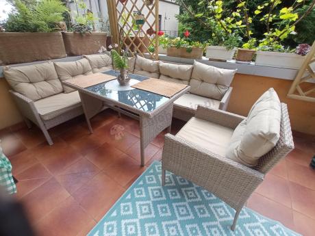 Technorattanowy narożnik z wysokim stołem, fotelem i pufami Perata Corner – Natural