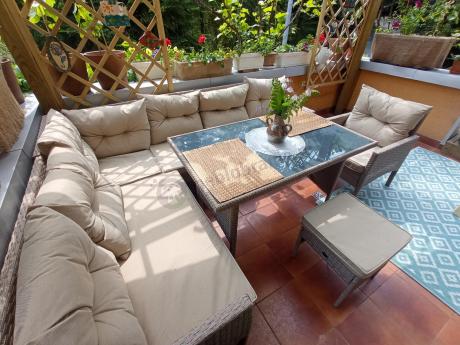 Technorattanowy narożnik z wysokim stołem, fotelem i pufami Perata Corner – Natural