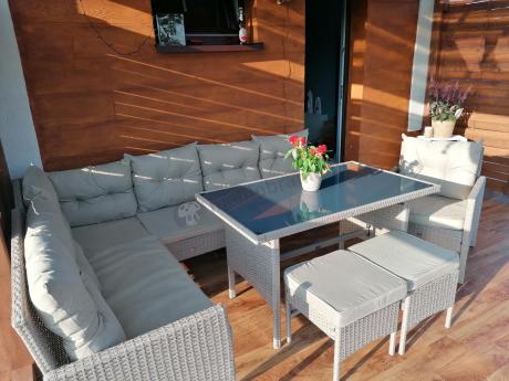 Technorattanowy narożnik z wysokim stołem, fotelem i pufami Perata Corner – Natural