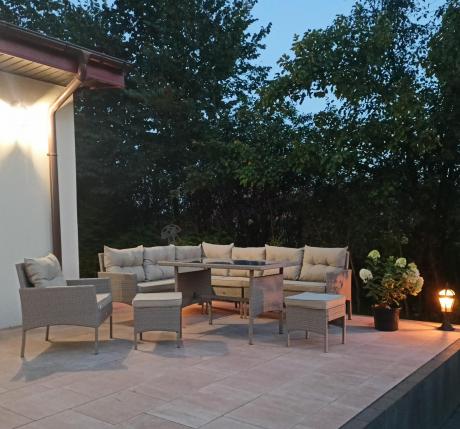 Technorattanowy narożnik z wysokim stołem, fotelem i pufami Perata Corner – Natural