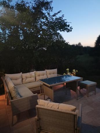 Technorattanowy narożnik z wysokim stołem, fotelem i pufami Perata Corner – Natural