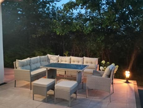 Technorattanowy narożnik z wysokim stołem, fotelem i pufami Perata Corner – Natural