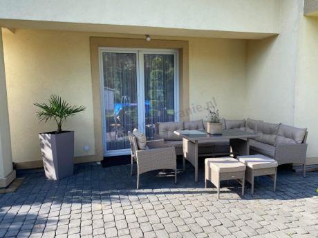 Technorattanowy narożnik z wysokim stołem, fotelem i pufami Perata Corner – Natural