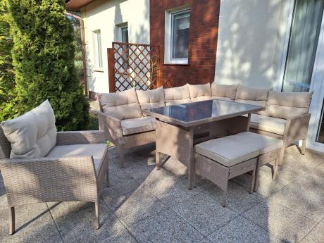 Technorattanowy narożnik z wysokim stołem, fotelem i pufami Perata Corner – Natural