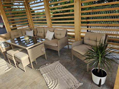 Technorattanowy narożnik z wysokim stołem, fotelem i pufami Perata Corner – Natural