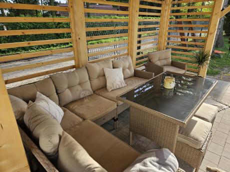 Technorattanowy narożnik z wysokim stołem, fotelem i pufami Perata Corner – Natural