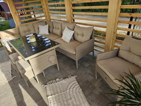 Technorattanowy narożnik z wysokim stołem, fotelem i pufami Perata Corner – Natural