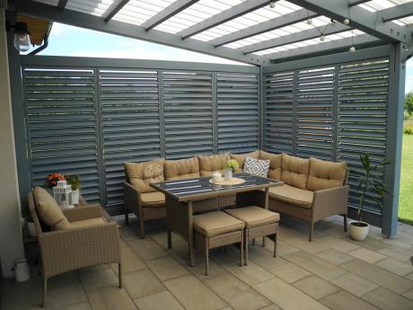 Technorattanowy narożnik z wysokim stołem, fotelem i pufami Perata Corner – Natural