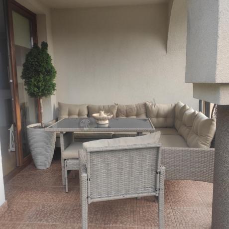 Technorattanowy narożnik z wysokim stołem, fotelem i pufami Perata Corner – Natural