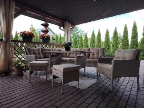 Technorattanowy narożnik z wysokim stołem, fotelem i pufami Perata Corner – Natural