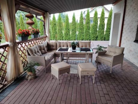 Technorattanowy narożnik z wysokim stołem, fotelem i pufami Perata Corner – Natural