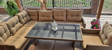 Technorattanowy narożnik z wysokim stołem, fotelem i pufami Perata Corner – Natural