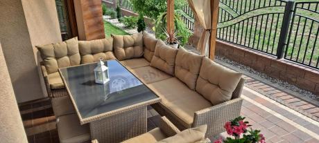 Technorattanowy narożnik z wysokim stołem, fotelem i pufami Perata Corner – Natural