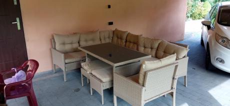 Technorattanowy narożnik z wysokim stołem, fotelem i pufami Perata Corner – Natural