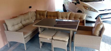 Technorattanowy narożnik z wysokim stołem, fotelem i pufami Perata Corner – Natural