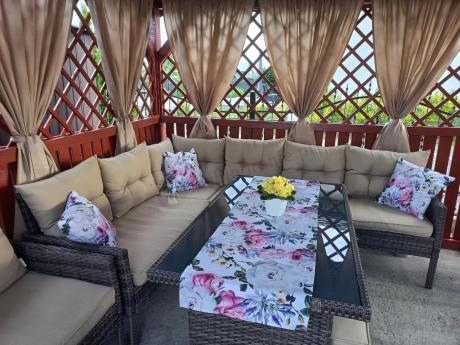 Technorattanowy narożnik ze stołem obiadowym pufami i fotelem Perata Corner Brown