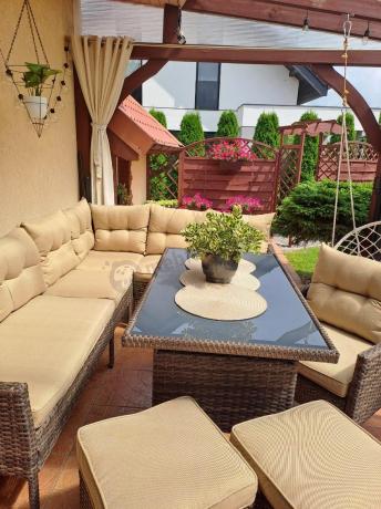 Technorattanowy narożnik ze stołem obiadowym pufami i fotelem Perata Corner Brown