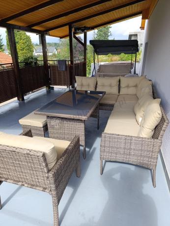 Technorattanowy narożnik ze stołem obiadowym pufami i fotelem Perata Corner Brown