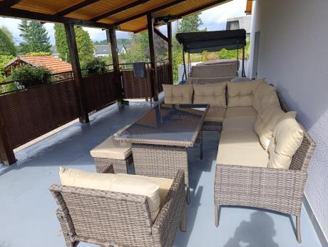 Technorattanowy narożnik ze stołem obiadowym pufami i fotelem Perata Corner Brown