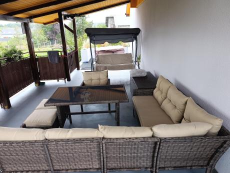 Technorattanowy narożnik ze stołem obiadowym pufami i fotelem Perata Corner Brown