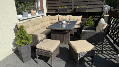 Technorattanowy narożnik ze stołem obiadowym pufami i fotelem Perata Corner Brown