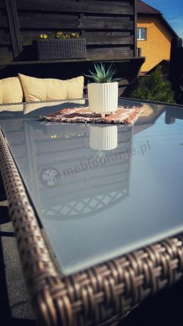 Technorattanowy narożnik ze stołem obiadowym pufami i fotelem Perata Corner Brown