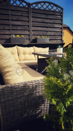 Technorattanowy narożnik ze stołem obiadowym pufami i fotelem Perata Corner Brown