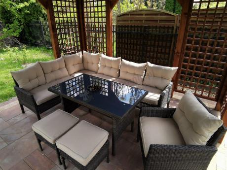 Technorattanowy narożnik ze stołem obiadowym pufami i fotelem Perata Corner Brown