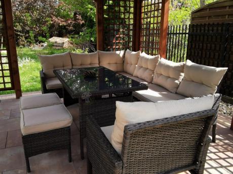 Technorattanowy narożnik ze stołem obiadowym pufami i fotelem Perata Corner Brown