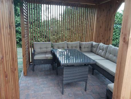 Technorattanowy narożnik ze stołem obiadowym pufami i fotelem Perata Corner Brown