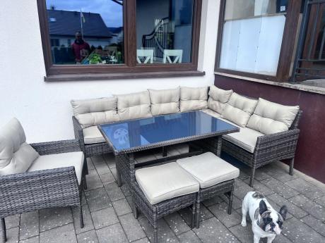 Technorattanowy narożnik ze stołem obiadowym pufami i fotelem Perata Corner Brown