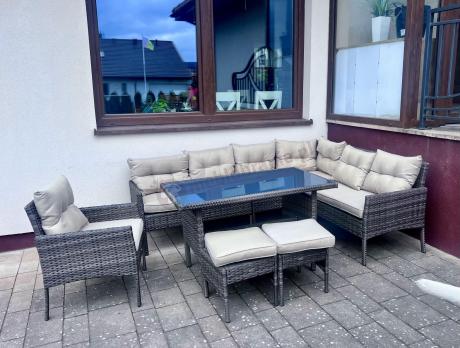 Technorattanowy narożnik ze stołem obiadowym pufami i fotelem Perata Corner Brown