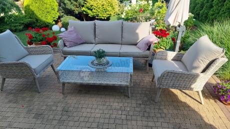 Wypoczynkowe meble z technorattanu z sofą i fotelami Cioso Beige