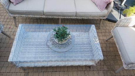 Wypoczynkowe meble z technorattanu z sofą i fotelami Cioso Beige