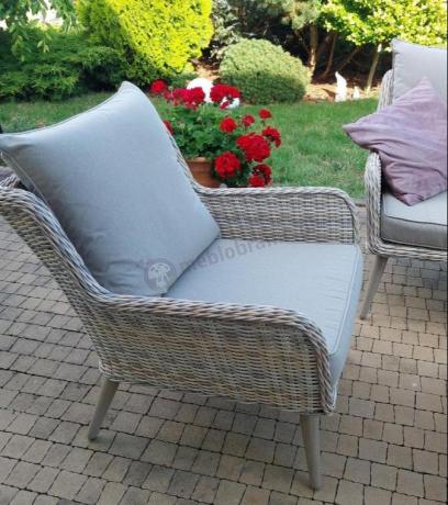 Wypoczynkowe meble z technorattanu z sofą i fotelami Cioso Beige