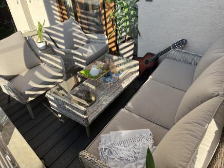 Wypoczynkowe meble z technorattanu z sofą i fotelami Cioso Beige