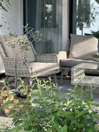 Wypoczynkowe meble z technorattanu z sofą i fotelami Cioso Beige