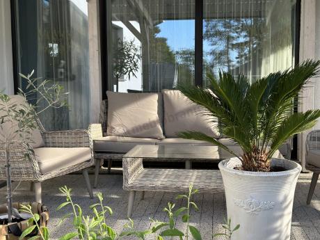 Wypoczynkowe meble z technorattanu z sofą i fotelami Cioso Beige