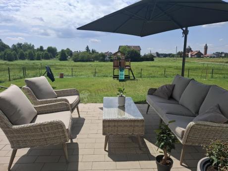 Wypoczynkowe meble z technorattanu z sofą i fotelami Cioso Beige