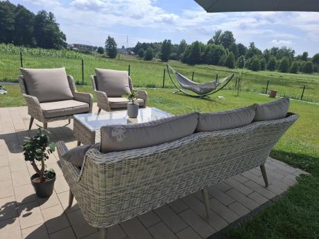 Wypoczynkowe meble z technorattanu z sofą i fotelami Cioso Beige