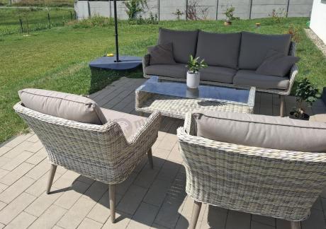 Wypoczynkowe meble z technorattanu z sofą i fotelami Cioso Beige