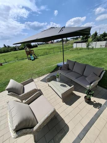 Wypoczynkowe meble z technorattanu z sofą i fotelami Cioso Beige