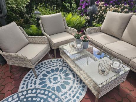 Wypoczynkowe meble z technorattanu z sofą i fotelami Cioso Beige