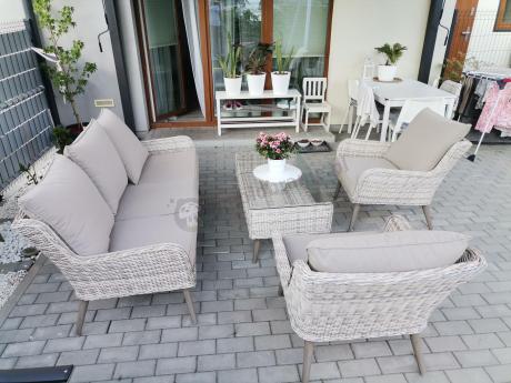 Wypoczynkowe meble z technorattanu z sofą i fotelami Cioso Beige