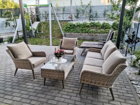 Wypoczynkowe meble z technorattanu z sofą i fotelami Cioso Beige
