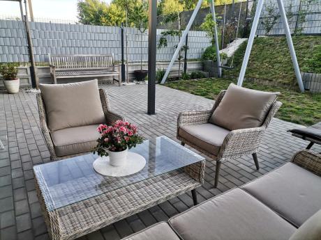 Wypoczynkowe meble z technorattanu z sofą i fotelami Cioso Beige