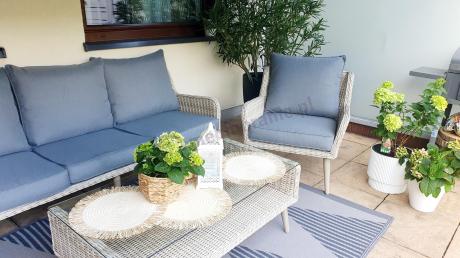 Wypoczynkowe meble z technorattanu z sofą i fotelami Cioso Creme