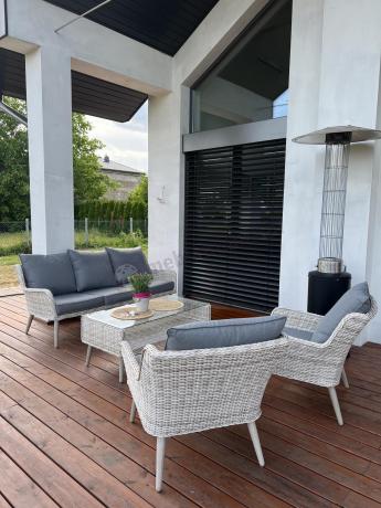 Wypoczynkowe meble z technorattanu z sofą i fotelami Cioso Creme